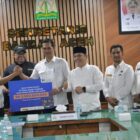 Sekda Aceh M. Nasir menerima bantuan kemanusiaan senilai Rp2,5 miliar dari TMT Group yang disalurkan melalui Human Initiative untuk korban banjir di Aceh, Rabu (14/1/2026). Foto: Dok. Biro Adpim Setda Aceh