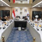 Wakil Gubernur Aceh Fadhlullah menghadiri Rapat Koordinasi Percepatan Rehabilitasi dan Rekonstruksi Pascabencana Alam wilayah Sumatera yang digelar Kemendagri RI di Jakarta, Rabu (14/1/2026). Foto: Dok. Biro Adpim Setda Aceh