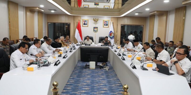 Wakil Gubernur Aceh Fadhlullah menghadiri Rapat Koordinasi Percepatan Rehabilitasi dan Rekonstruksi Pascabencana Alam wilayah Sumatera yang digelar Kemendagri RI di Jakarta, Rabu (14/1/2026). Foto: Dok. Biro Adpim Setda Aceh