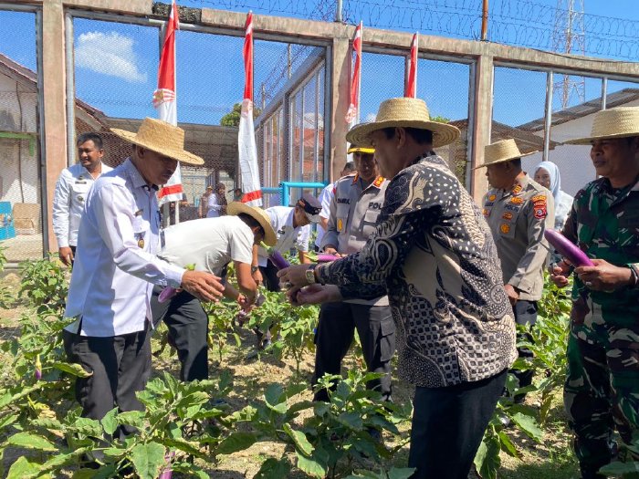 Kadis Pertanian Aceh Besar Jakfar SP MSi bersama unsur Forkopimda Aceh Besar mengikuti Panen Raya Serentak Ketahanan Pangan Pemasyarakatan secara virtual, di Lapas Kelas III Lhoknga, Kabupaten Aceh Besar, Kamis (15/1/2026). Foto: Dok. MC Aceh Besar