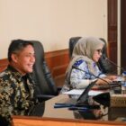 Plt Sekda Aceh Barat, Dr. Ir. Kurdi ST MT MH, menghadiri Rapat Dengar Pendapat bersama DPRK Aceh Barat membahas status tenaga honorer non database, Kamis (15/1/2026). Foto: Dok. Pemkab Aceh Barat