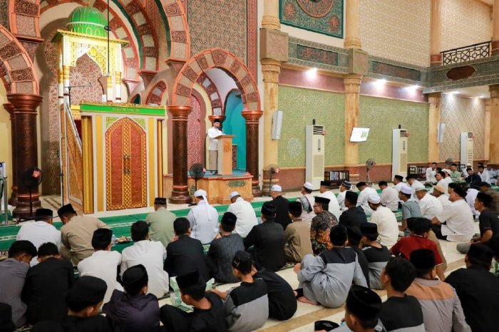 Wakil Bupati Aceh Barat, Said Fadheil SH, menyampaikan sambutan pada peringatan Isra Mi’raj Nabi Muhammad SAW sekaligus pelantikan Imam Chik/Imam Rawatib Masjid Agung Baitul Makmur, Kamis (15/1/2026) malam. Foto: Dok. Pemkab Aceh Barat