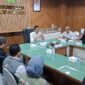 Sekda Aceh, M. Nasir, S.IP, MPA, didampingi Staf Ahli Gubernur Aceh, para Kepala SKPA terkait dan Staf Khusus Gubernur Aceh, saat menerima Audiensi Pengurus Organisasi Kemanusian Medical Emergency Resque Committe (MER-C) beserta Forum Solidaritas Aceh, di Ruang Rapat Sekda Aceh, Banda Aceh, Jum'at (16/1/2026). Foto: Dok. Biro Adpim Setda Aceh