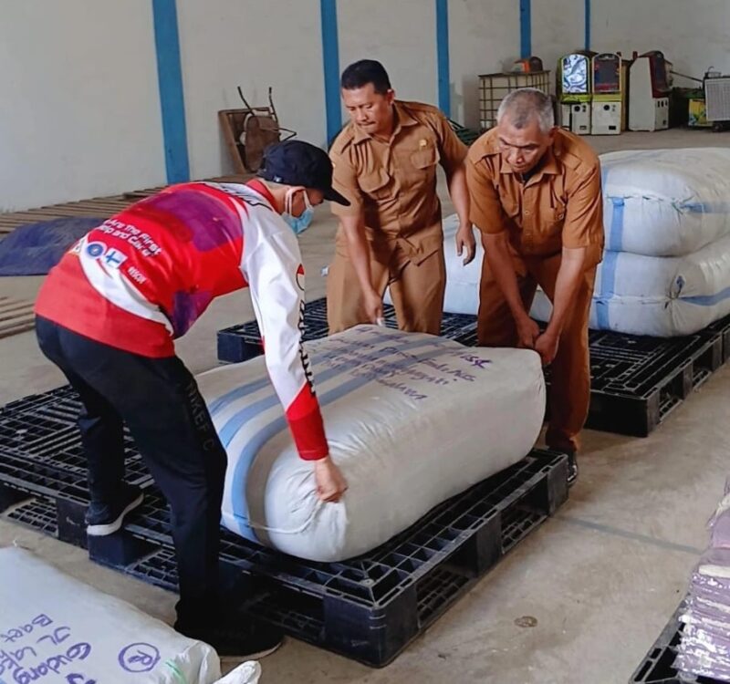 Petugas Dinas Sosial Kota Banda Aceh melakukan stock opname logistik bencana di Gudang Buffer Stock Logistik Bencana Desa Baet, Aceh Besar. Foto: Dok. Diskominfo Kota Banda Aceh