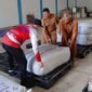 Petugas Dinas Sosial Kota Banda Aceh melakukan stock opname logistik bencana di Gudang Buffer Stock Logistik Bencana Desa Baet, Aceh Besar. Foto: Dok. Diskominfo Kota Banda Aceh