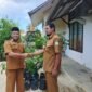 Sekretaris Disdik Dayah Banda Aceh, Rahmat Kadafi, menerima 80 bibit pohon dari Distanbun Aceh untuk program penghijauan di lingkungan dayah Kota Banda Aceh, Selasa (13/01/2026). Foto: Dok. Diskominfo Kota Banda Aceh