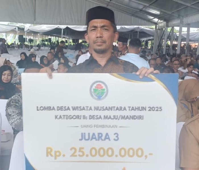 Kepala DPMG Aceh Besar Carbaini S.Ag menerima Apresiasi Desa Wisata Nusatara Tahun 2025. Foto: Dok. DPMG Aceh Besar