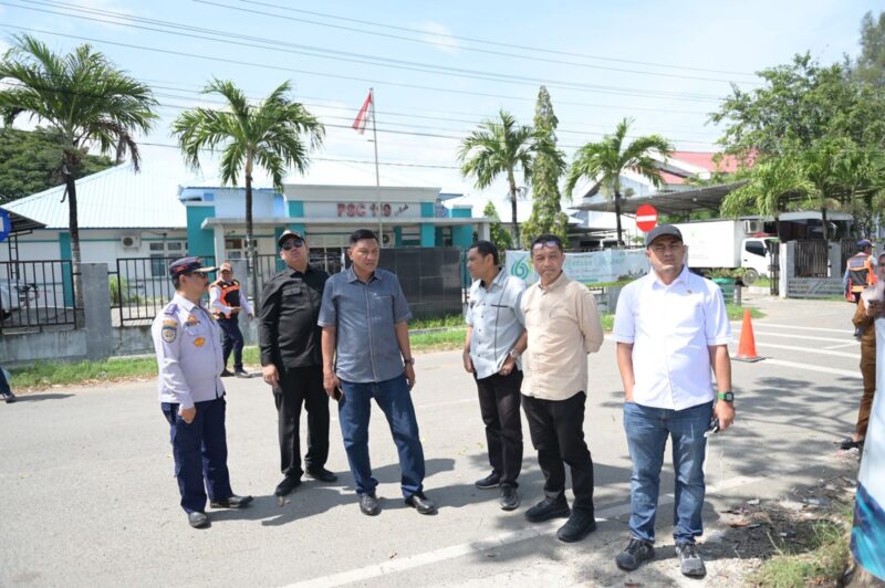 Anggota Komisi III DPRK Banda Aceh bersama Dinas Perhubungan meninjau langsung titik rawan kemacetan akibat parkir kendaraan di sejumlah ruas jalan Kota Banda Aceh, Senin (19/1/2026). Foto: Dok. Istimewa