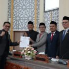 Anggota DPRK Banda Aceh mengikuti sidang paripurna penetapan Program Kerja dan Program Legislasi Kota Banda Aceh Tahun 2026 di Gedung DPRK Banda Aceh, Senin (12/01/2026). Foto: Dok. Istimewa
