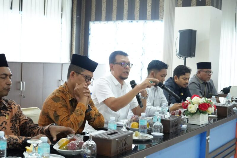 Wakil Ketua DPRK Banda Aceh, Dr. Musriadi Aswad, S.Pd, M.Pd, menyampaikan kritik terhadap buruknya pelayanan dasar pasca bencana hidrometeorologi di Aceh, Selasa (16/12/2025). Foto: Dok. Istimewa