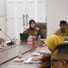 Wali Kota Banda Aceh Illiza Sa’aduddin Djamal memimpin rapat daring bersama OPD terkait dan perwakilan Pemerintah Kota Higashimatsushima, Jepang, dari Pendopo Wali Kota Banda Aceh, Senin (19/1/2026). Foto: Dok. Prokopim Kota Banda Aceh
