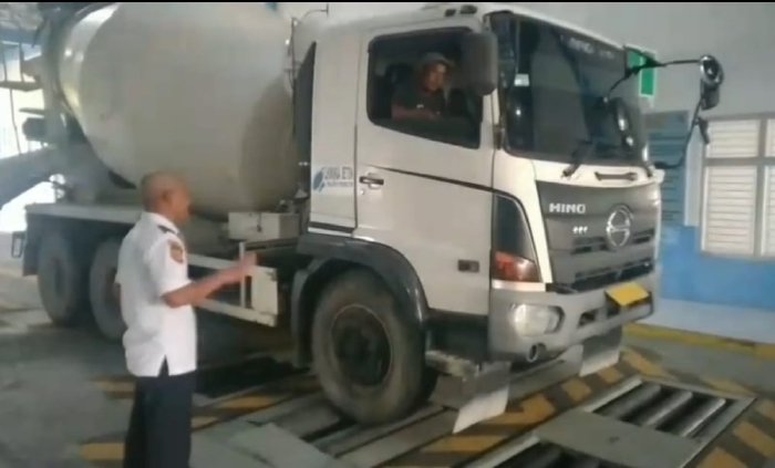 Petugas UPTD Pengujian Kendaraan Bermotor Dishub Aceh Besar melakukan pemeriksaan uji KIR terhadap kendaraan angkutan guna memastikan kelaikan dan keselamatan di jalan raya, di Aceh Besar, Senin (19/1/2026). Foto: Dok. MC Aceh Besar