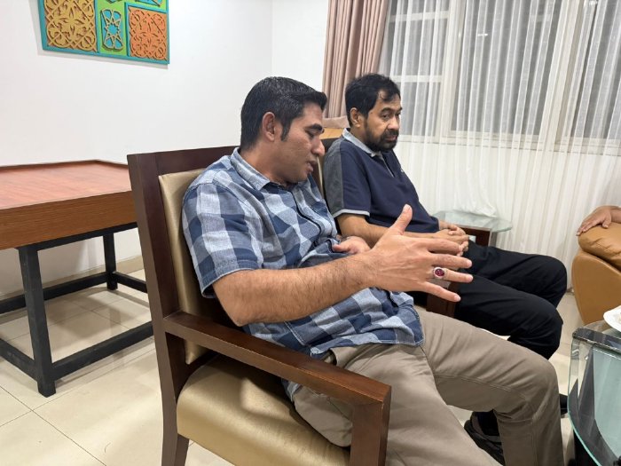 Plh. Kepala Dinas Pendidikan Dayah Aceh, Muhsin, S.Pd.I., M.Pd.I., melaporkan kondisi terkini pendidikan dayah pascabencana banjir kepada Gubernur Aceh H. Muzakkir Manaf di Jakarta, Minggu (18/1/2026). Foto: Dok. Dinas Dayah Aceh