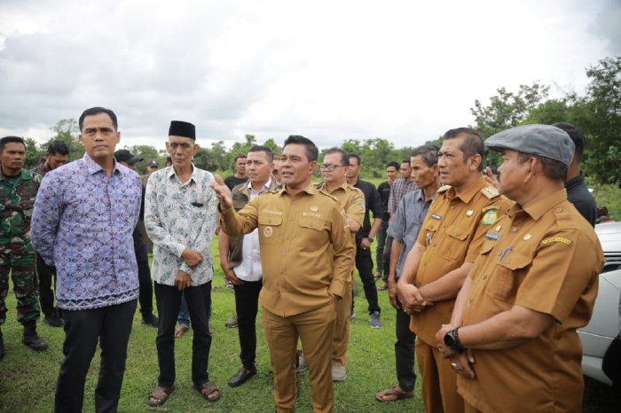 Bupati Aceh Besar Muharram Idris bersama perwakilan Kemendagri RI meninjau lahan seluas 35 hektare yang direncanakan sebagai lokasi pembangunan IPDN di Kota Jantho, Selasa (20/1/2026). Foto: Dok. Prokopim Pemkab Aceh Besar
