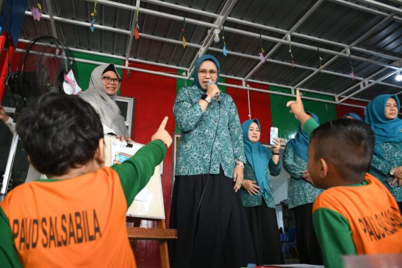 Ketua TP PKK Banda Aceh Dessy Maulidha berinteraksi dengan murid PAUD Salsabila saat kunjungan di Balai Kota Banda Aceh, Rabu (21/1/2026). Foto: Dok. Prokopim Kota Banda Aceh