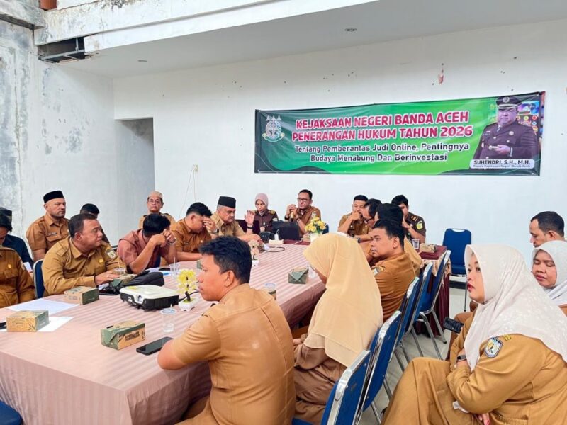 Peserta sosialisasi dari keuchik dan aparatur gampong mengikuti paparan pengelolaan PPID dalam rangka peningkatan transparansi pengelolaan dana desa, Selasa (20/1/2026). Foro: Dok. Diskominfo Kota Banda Aceh
