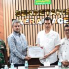 Sekretaris Daerah Aceh, M. Nasir menerima bantuan Corporate Social Responsibility (CSR) dari PT Digital Sandi Informasi (DSI) berupa sistem layanan Emergency Call Center 112 sebagai pusat monitoring kedaruratan Provinsi Aceh, di Ruang Rapat Sekda Aceh, Banda Aceh, Rabu, (21/1/2026). Foto: Dok. Biro Adpim Setda Aceh