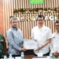 Sekretaris Daerah Aceh, M. Nasir menerima bantuan Corporate Social Responsibility (CSR) dari PT Digital Sandi Informasi (DSI) berupa sistem layanan Emergency Call Center 112 sebagai pusat monitoring kedaruratan Provinsi Aceh, di Ruang Rapat Sekda Aceh, Banda Aceh, Rabu, (21/1/2026). Foto: Dok. Biro Adpim Setda Aceh