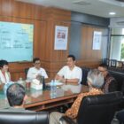 Sekda Aceh M. Nasir bersama Tim Leader Program SKALA membahas percepatan pemulihan pascabencana hidrometeorologi di ruang kerja Sekda Aceh, Rabu (21/1/2026). Foto: Dok. Biro Adpim Setda Aceh
