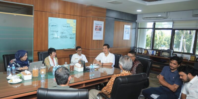 Sekda Aceh M. Nasir bersama Tim Leader Program SKALA membahas percepatan pemulihan pascabencana hidrometeorologi di ruang kerja Sekda Aceh, Rabu (21/1/2026). Foto: Dok. Biro Adpim Setda Aceh
