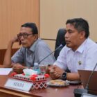 Plt Sekda Aceh Barat, Dr. Ir. Kurdi, ST, MT, MH, memimpin rapat koordinasi pembahasan kerja sama metode Gasing bersama PT Digital Gasing Edukasi di Aula Teuku Umar Setdakab Aceh Barat, Rabu (21/01/2026). Foto: Dok. Pemkab Aceh Barat