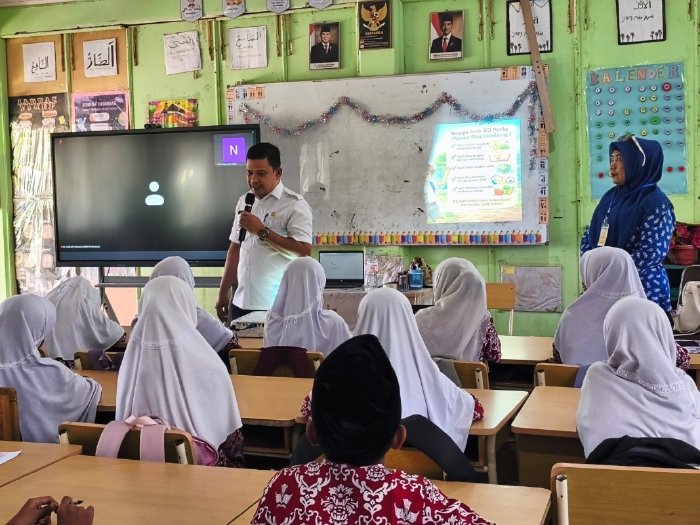Camat Darul Kamal, Husaini, S.Pd.I, saat berkunjung ke SDN Neusok untuk mendorong penerapan lingkungan sekolah ramah anak di Aceh Besar, Rabu (21/01/2026). Foto: Dok. MC Aceh Besar