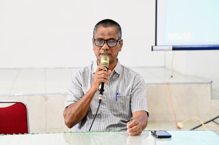 Sekcam Ingin Jaya, Drs. Darmawan, membuka kegiatan penginputan usulan program masyarakat gampong di UDKP Kantor Camat Ingin Jaya, Aceh Besar, Kamis (22/01/2026). Foto: Dok. MC Aceh Besar