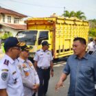 Dishub Kota Banda Aceh bersama Komisi III DPRK Banda Aceh meninjau salah satu titik rawan pelambatan lalu lintas akibat parkir liar, Senin (19/01/2026). Foto: Dishub Kota Banda Aceh