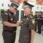 Kepala Kejaksaan Tinggi Aceh Yudi Triadi, S.H., M.H. melantik Kardono, S.H., M.H. sebagai Kepala Kejaksaan Negeri Aceh Barat Daya di Aula Serbaguna Kejati Aceh, Kamis (22/1/2026). Foto: Dok. Istimewa