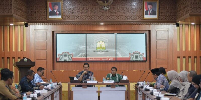 Rapat koordinasi penyelenggaraan Program Makan Bergizi Gratis (MBG) yang dipimpin Sekda Aceh M. Nasir, membahas optimalisasi penggunaan bahan baku lokal, Kamis (22/01/2026). Foto: Dok. Biro Adpim Setda Aceh 