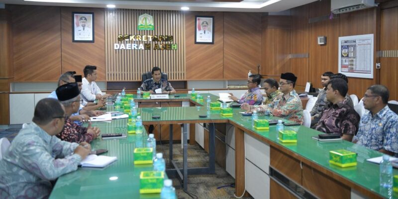 Sekda Aceh memimpin rapat koordinasi bersama KPI Aceh membahas kondisi media sosial di Aceh di Ruang Rapat Sekda Aceh, Kamis (22/01/2026). Foto: Dok. Biro Adpim Setda Aceh