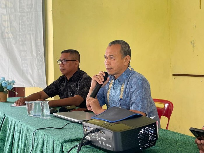 Kepala Bidang Ekonomi dan Ketenagakerjaan Bappeda Aceh Besar, Fadhil SE, menyampaikan arahannya pada penginputan usulan program pembangunan dari Kecamatan Montasik dan Blang Bintang, di Gedung UDKP Kecamatan Montasik, Kabupaten Aceh Besar, Kamis (22/01/2026). Foto: Dok. MC Aceh Besar