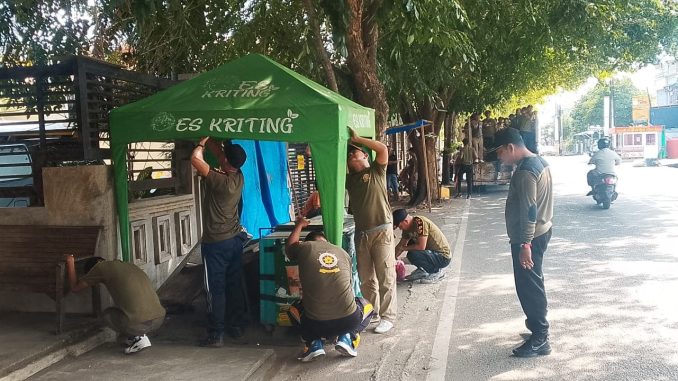 Satuan Polisi Pamong Praja dan Wilayatul Hisbah (Satpol PP WH) Kota Banda Aceh membongkar lapak dagangan milik Pedagang Kaki Lima (PKL) yang di Jalan AMD, Gampong Batoh, Kecamatan Lueng Bata, Kamis (22/1/2026). Foto: Dok. Satpol PP WH