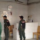 Petugas Satuan Polisi Pamong Praja dan Wilayatul Hisbah (Satpol PP WH) Kota Banda Aceh mengingatkan para pelaku usaha, khususnya pemilik penginapan, agar tidak memberikan ruang sekecil apa pun terhadap terjadinya pelanggaran syariat Islam di sejumlah penginapan yang beroperasi di Kecamatan Kuta Alam, Kamis (22/1/2026). Foto: Dok. Satpol PP WH