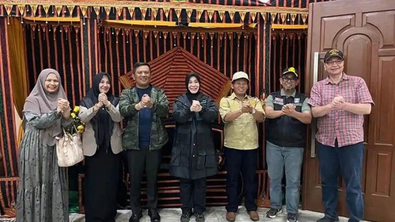 Wali Kota Banda Aceh, Illiza Sa’aduddin Djamal berfoto bersama saat mengunjungi Kabupaten Gayo Lues Kamis (22/1/2026). Foto: Dok. Diskominfo Kota Banda Aceh