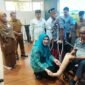 Ketua TP PKK Aceh Marlina Muallem bersama pimpinan Baitul Mal Aceh saat penyerahan bantuan kaki palsu bagi mustahik di RSUDZA Banda Aceh, (6/1/2026). Foto: Dok. Istimewa 