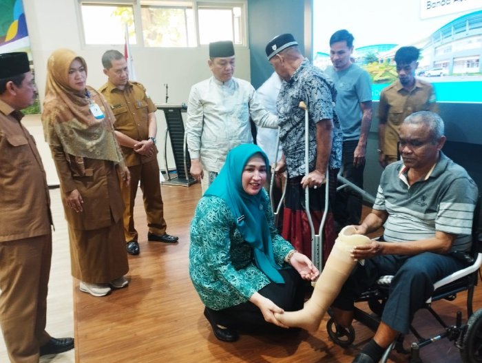 Ketua TP PKK Aceh Marlina Muallem bersama pimpinan Baitul Mal Aceh saat penyerahan bantuan kaki palsu bagi mustahik di RSUDZA Banda Aceh, (6/1/2026). Foto: Dok. Istimewa 