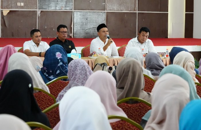 Plt. Kepala Dinas Pendidikan Aceh, Murthalamuddin, S.Pd., MSP, memberikan arahan dalam pertemuan Tata Kelola Pendidikan bersama pengawas dan kepala sekolah SMA, SMK, dan SLB se-Banda Aceh dan Aceh Besar di Aula Cabang Dinas Pendidikan Aceh Besar, Jumat (23/01/2026). Foto: Dok. Disdik Aceh