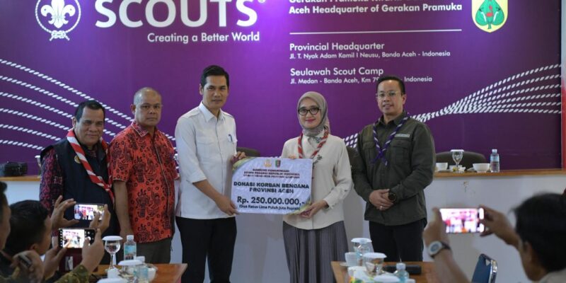 Wakil Gubernur Lampung Jihan Nurlela menyerahkan bantuan kemanusiaan senilai Rp500 juta kepada Sekda Aceh M. Nasir di Gedung Kwarda Gerakan Pramuka Aceh, Banda Aceh, Jumat (23/1/2026). Foto: Dok. Biro Adpim Setda Aceh