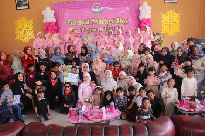 Siswa TK Kemala Bhayangkari 08 Aceh Barat bersama orang tua mengikuti Festival Market Day dan Perayaan Hari Ibu di lingkungan sekolah, Rabu (21/1/2026). Foto: Dok. Pemkab Aceh Barat 