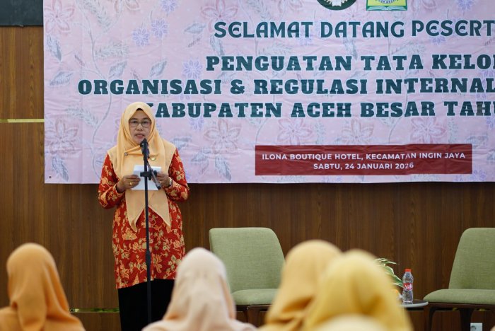 Ketua DWP Aceh Besar Ny. Nurbaiti Bahrul Jamil membuka kegiatan penguatan tata kelola organisasi dan regulasi internal DWP Aceh Besar di Ilona Hotel Boutique, Ingin Jaya, Sabtu (24/1/2026). Foto: Dok. MC Aceh Besar 