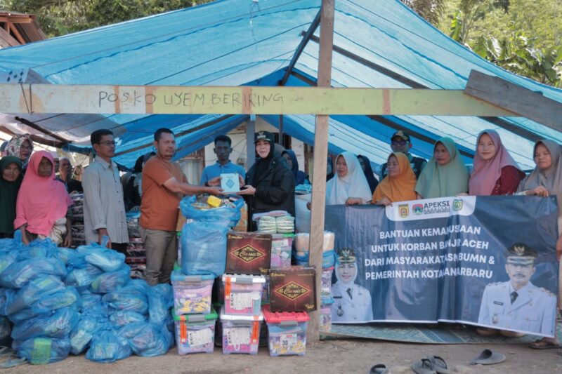 Wali Kota Banda Aceh Illiza Sa’aduddin Djamal menyerahkan bantuan kemanusiaan secara simbolis kepada perwakilan masyarakat terdampak banjir bandang di Kecamatan Beutong Ateuh Benggalang, Kabupaten Nagan Raya, Rabu (21/1/2026). Foto: Dok. Prokopim Kota Banda Aceh