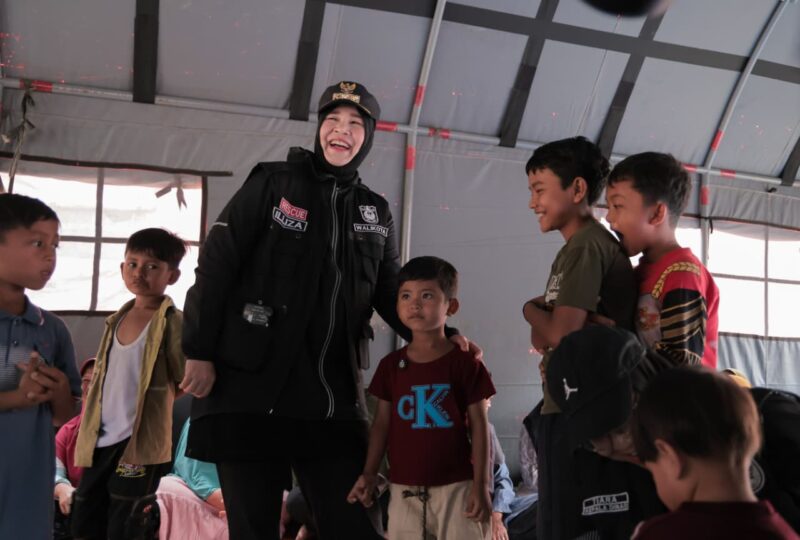 Kehangatan Wali Kota Banda Aceh Illiza Sa’aduddin Djamal bersama anak-anak terdampak bencana di Gayo Lues, Kamis (22/1/2026). Foto: Dok. Prokopim Kota Banda Aceh
