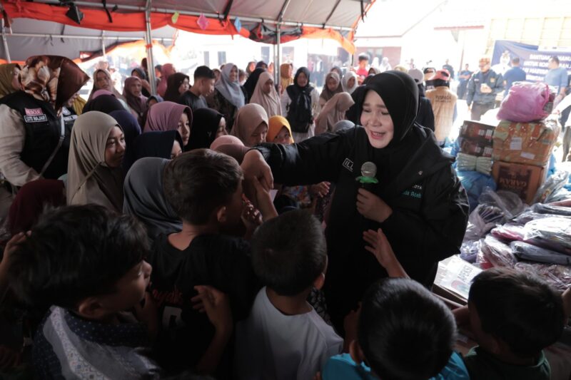 Wali Kota Banda Aceh Illiza Sa’aduddin Djamal menyapa dan memberikan trauma healing kepada anak-anak korban banjir bandang di Kabupaten Gayo Lues, Jumat (23/1/2026). Foto: Dok. Prokopim Kota Banda Aceh