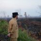 Wakil Bupati Aceh Barat Said Fadheil, SH saat meninjau lokasi Kebakaran Hutan dan Lahan di Desa Suak Raya, Kecamatan Johan Pahlawan, Senin (26/1/2026). Foto: Dok. Pemkab Aceh Barat