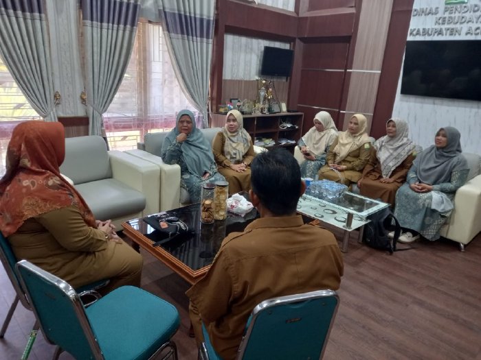 Plt Kadisdikbud Aceh Besar Rahmawati, SPd, MSi, menerima kunjungan pengurus IGTKI Aceh Besar di Kantor Disdikbud Aceh Besar, Kota Jantho, Senin (26/1/2026). Foto: Dok. Disdikbud Aceh Besar