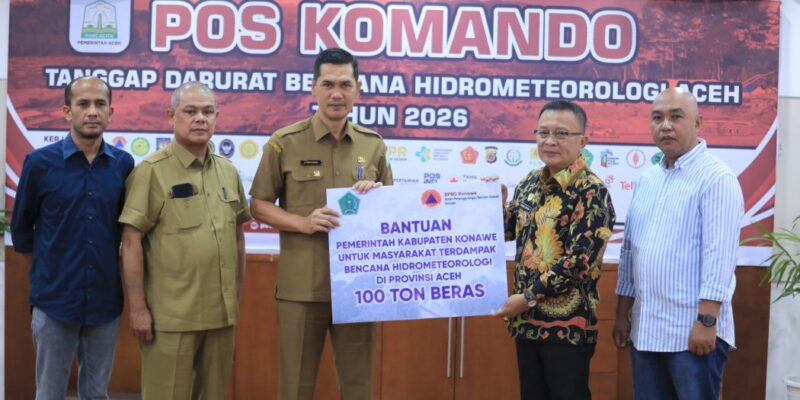 Wakil Bupati Konawe Syamsul Ibrahim menyerahkan bantuan kemanusiaan 100 ton beras kepada Sekda Aceh M. Nasir di Posko Penanganan Bencana Pemerintah Aceh, Selasa (27/1/2026). Foto: Dok. Biro Adpim Setda Aceh