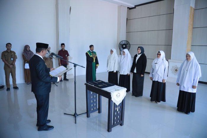 Wakil Bupati Aceh Besar Drs Syukri melantik empat Kepala Puskesmas dan satu pejabat Administrator di Aula Kantor Bupati Aceh Besar, Kota Jantho, Selasa (27/1/2026). Foto: Dok. Prokopim Pemkab Aceh Besar