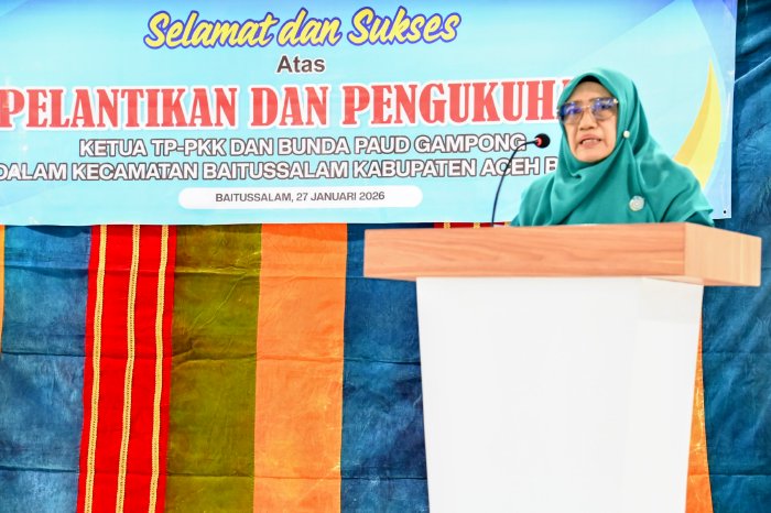 Wakil Ketua I TP PKK Aceh Besar Hj. Nurul Fazli, S.Ag menyampaikan sambutan dan arahan pada Pelantikan TP PKK dan Pengukuhan Bunda PAUD Gampong di Aula Kantor Keuchik Kajhu, Kecamatan Baitussalam, Aceh Besar, Selasa (27/01/2026). Foto: Dok. MC Aceh Besar