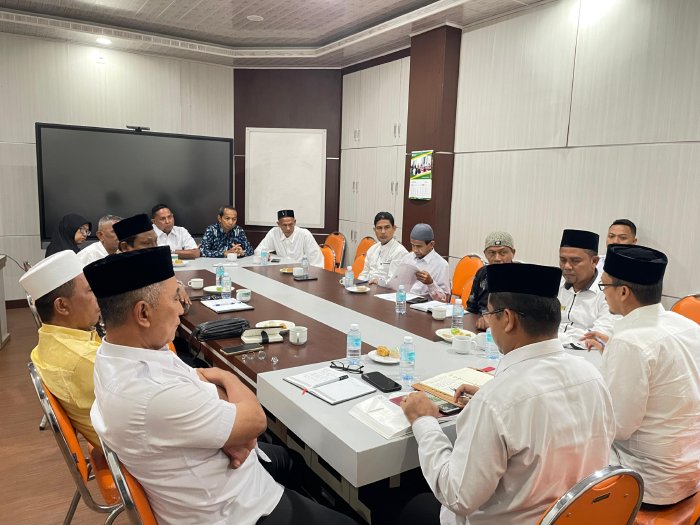 Kepala Disdik Dayah Aceh Besar Abubakar SAg bersama jajaran melakukan audiensi dengan Dinas Pendidikan Dayah Aceh di Aula Kantor Disdik Dayah Aceh, Banda Aceh, Rabu (28/1/2026). Foto: Dok. MC Aceh Besar